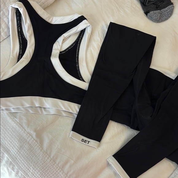 Set Active Sportbody Black and White Sports Bra - Picture 2 of 4